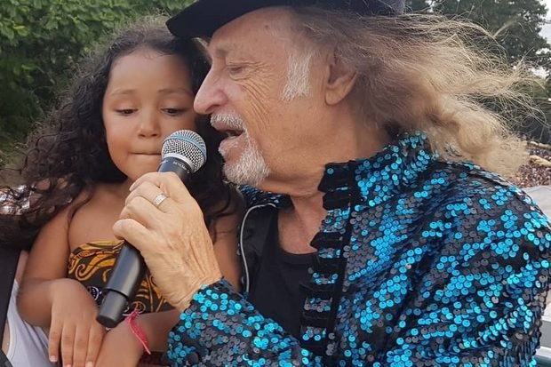 Menina de seis anos viraliza na internet ao cantar com Alceu Valença