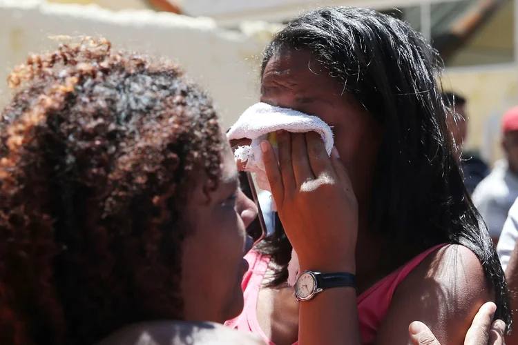 Suzano: familiares aguardam informações próximo à escola que foi palco do massacre (Amanda Perobelli/Reuters)