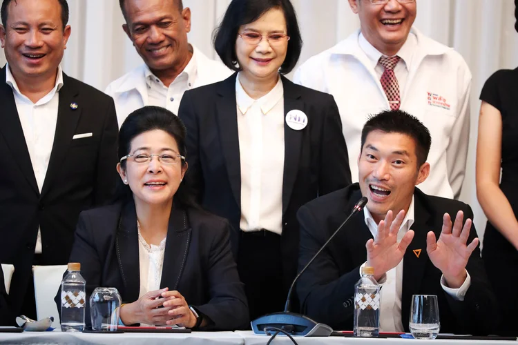 Sudarat Keyuraphan, candidata da oposição ao cargo de primeira-ministra da Tailândia e Thanathorn Juangroongruangkit, líder partidário (Athit Perawongmetha/Reuters)