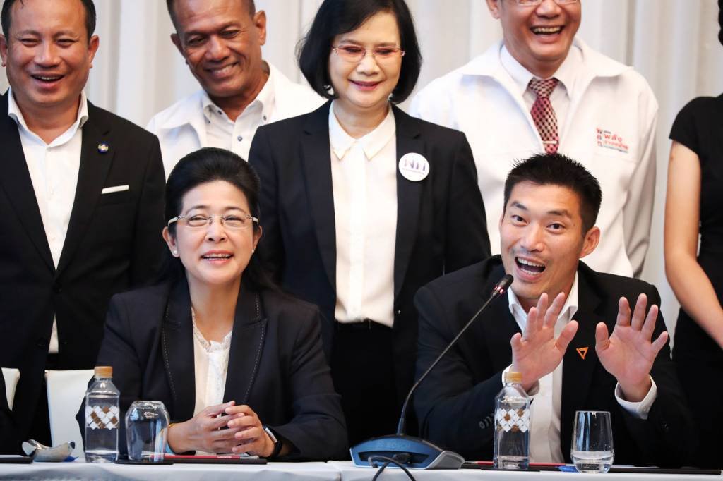 Oposição anuncia coalizão parlamentar na Tailândia