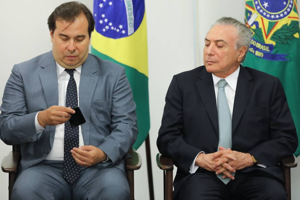 Com Maia e Temer, Bolsa perde quase 4% na semana