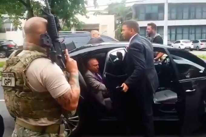 Temer deve depor à PF após passar primeira noite preso em sala no Rio