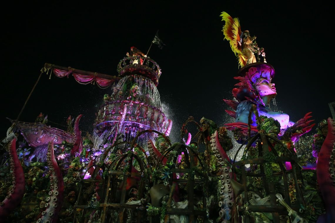 Público lota sambódromo no desfile das campeãs do carnaval do Rio