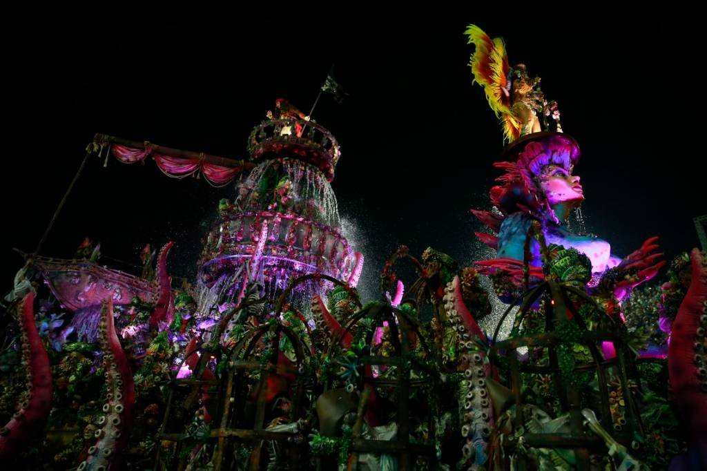 Público lota sambódromo no desfile das campeãs do carnaval do Rio
