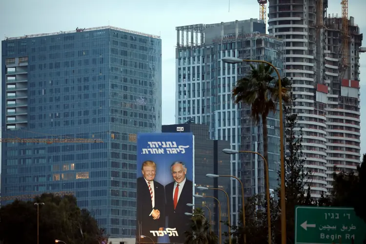 Trump e Netanyahu: viagem será encurtada após míssil matar sete pessoas em Tel Aviv, no domingo (24) (Amir Cohen/Reuters)