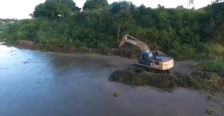 Por conta das fortes chuvas na região, uma parede do reservatório cedeu (Donizete Arruda/Twitter/Reprodução)