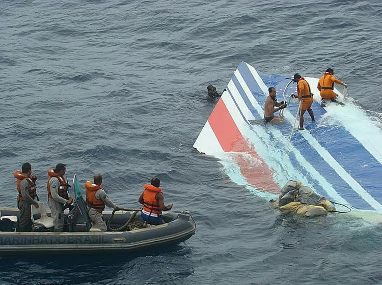 Um grupo de mergulhadores recupera parte do avião da Air France A330 acidentado no oceano Atlântico, em 1º de junho de 2009 (AFP/AFP)
