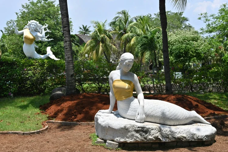 Busto de sereias são cobertos na Indonésia para adequá-las a "valores orientais" (AFP/AFP)