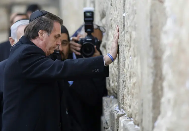 Bolsonaro visita o muro das lamentações ao lado do primeiro-ministro de Israel, Benjamin Netanyahu (AFP/AFP)