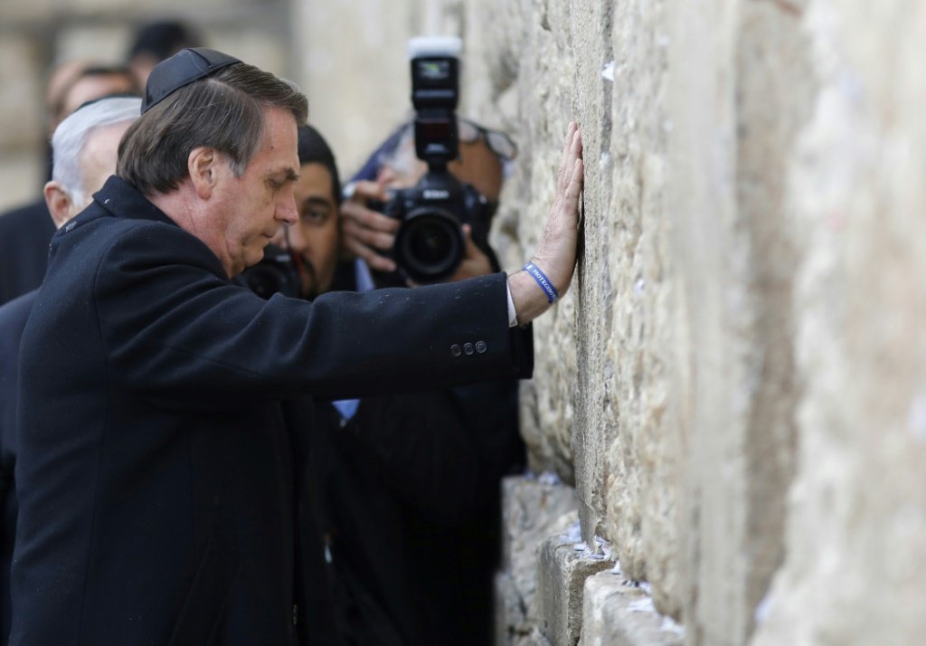 Ao lado de Netanyahu, Bolsonaro visita Muro das Lamentações, em Jerusalém
