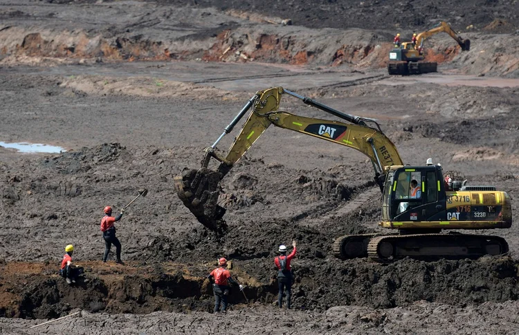 AS BUSCAS EM BRUMADINHO: pesquisa experimental conseguiu transformar o rejeito em uma espécie de cimento - pozolana - em areia e em pigmento (Washington Alves/Reuters)