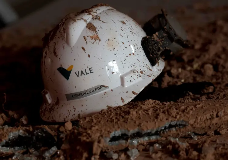 Capacete da Vale em Brumadinho (MG): mineradora já recuperou, na bolsa, 40 bilhões dos 70 bilhões de reais perdidos após o rompimento da barragem (Washington Alves/File photo/Reuters)