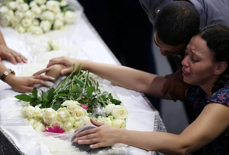 Um membro da família de Caio Oliveira, uma das vítimas mortas em um tiroteio na Escola Raul Brasil, comparece ao funeral coletivo em Suzano (Amanda Perobelli/Reuters)