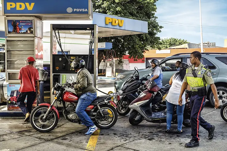 Posto de combustível da PDVSA, em Caracas: sem dinheiro, a população paga a gasolina com o que pode, e quando pode | Marco Bello/Reuters / 