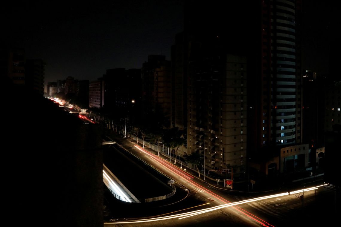 Venezuela anuncia restabelecimento total do serviço elétrico