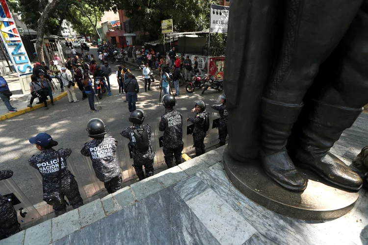 Policiais venezuelanos montam guarda em protesto contra o presidente Nicolás Maduro (Ivan Alvarado/Reuters)