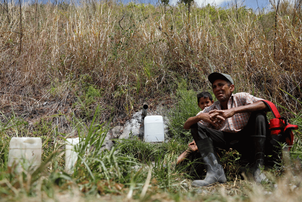 Venezuelanos aprendem a pescar e caçar para conseguir vencer a fome