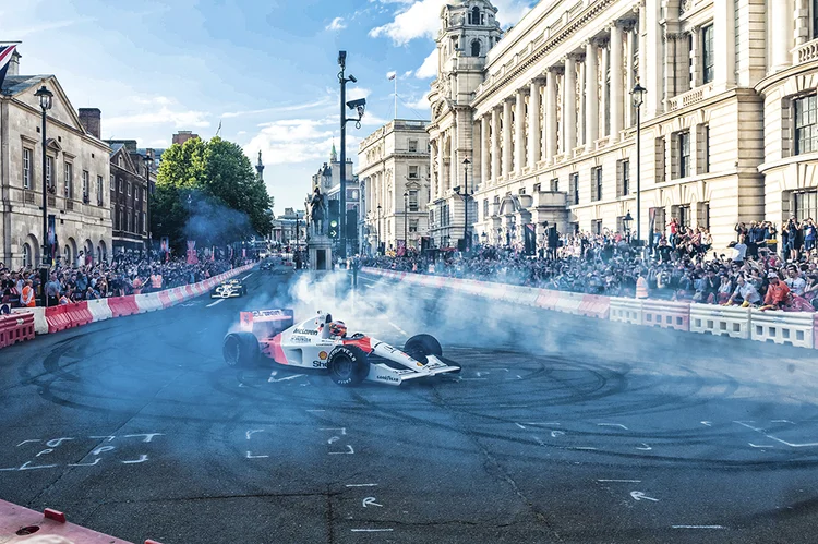 Fernando Alonso, em evento de promoção da categoria em Londres: perto dos fãs (Wiktor Szymanowicz / Barcroft Media/Getty Images)