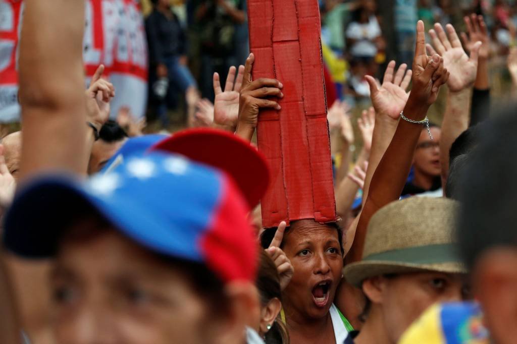 Em meio a apagão, Venezuela tem protestos governista e de oposição