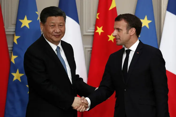 Macron: presidente francês recebeu o líder chinês no palácio do Eliseu em Paris antes de reunião com lideranças europeias (Yoan Valat/Pool/Reuters)