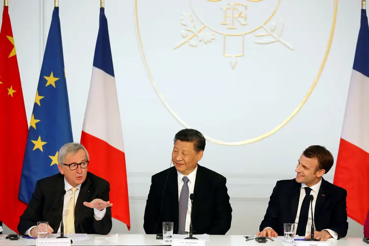 Juncker, Xi Jinping e Macron: encontro faz parte da visita de Estado do chinês à França (Thibault Camus/Pool/Reuters)