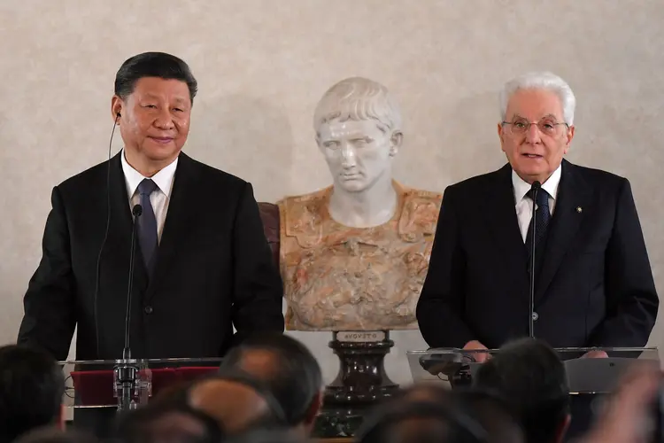 Xi Jinping e Sergio Mattarella: presidentes durante discurso sobre a nova rota para ligar Ásia, Europa e África (Tiziana Fabi/Pool/Reuters)