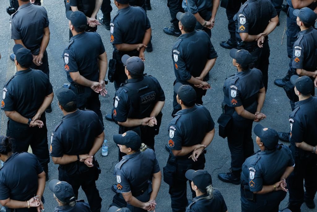 PMs do Brasil perderam 30 mil policiais em uma década