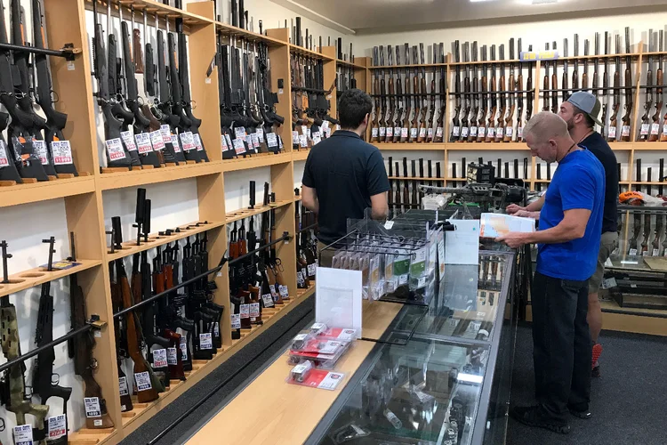 Parlamentares da Nova Zelândia votaram de forma quase unânime a favor de mudanças nas leis de armas (Jorge Silva/Reuters)