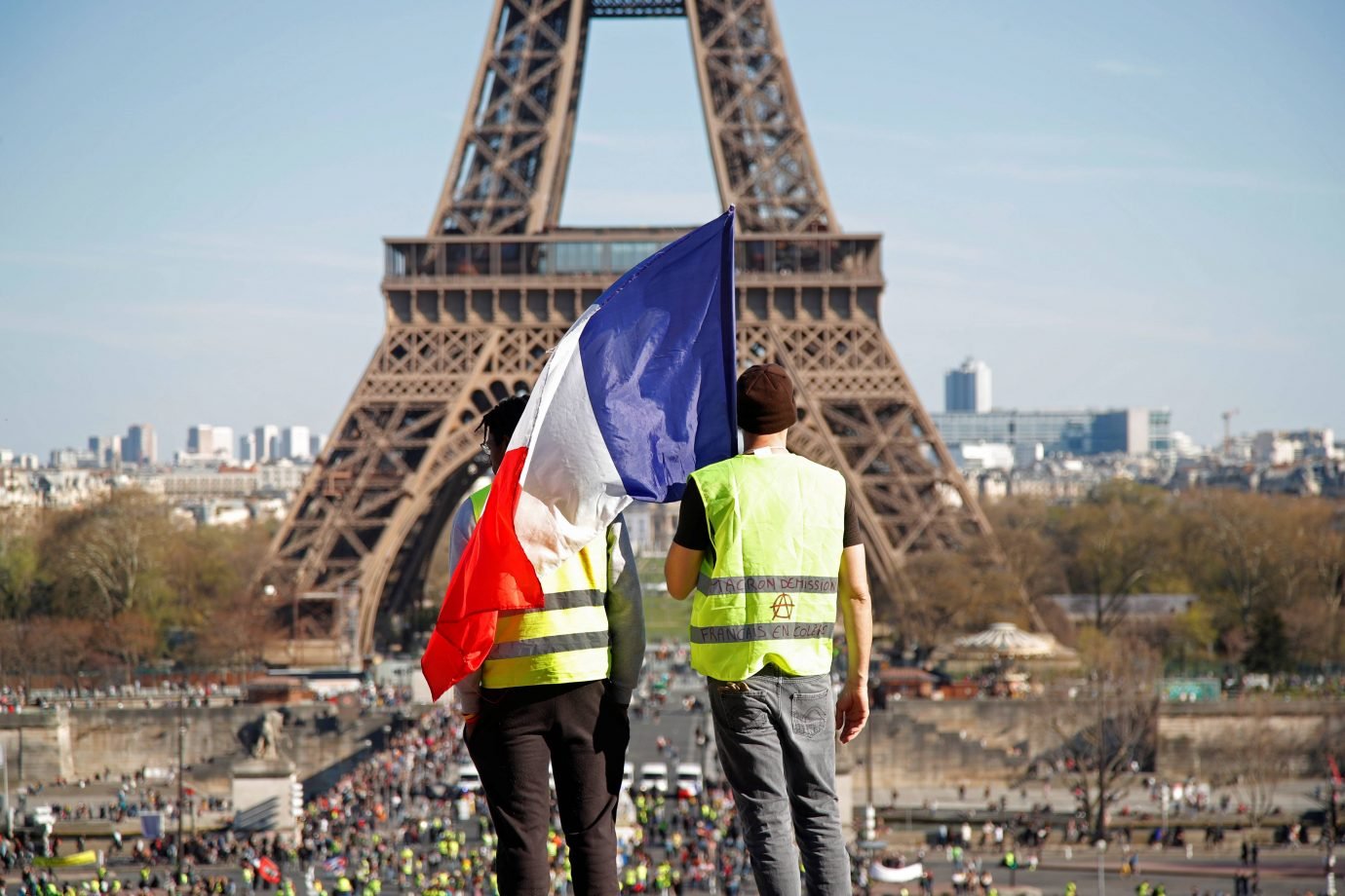 Enfraquecidos, coletes amarelos voltam às ruas na França