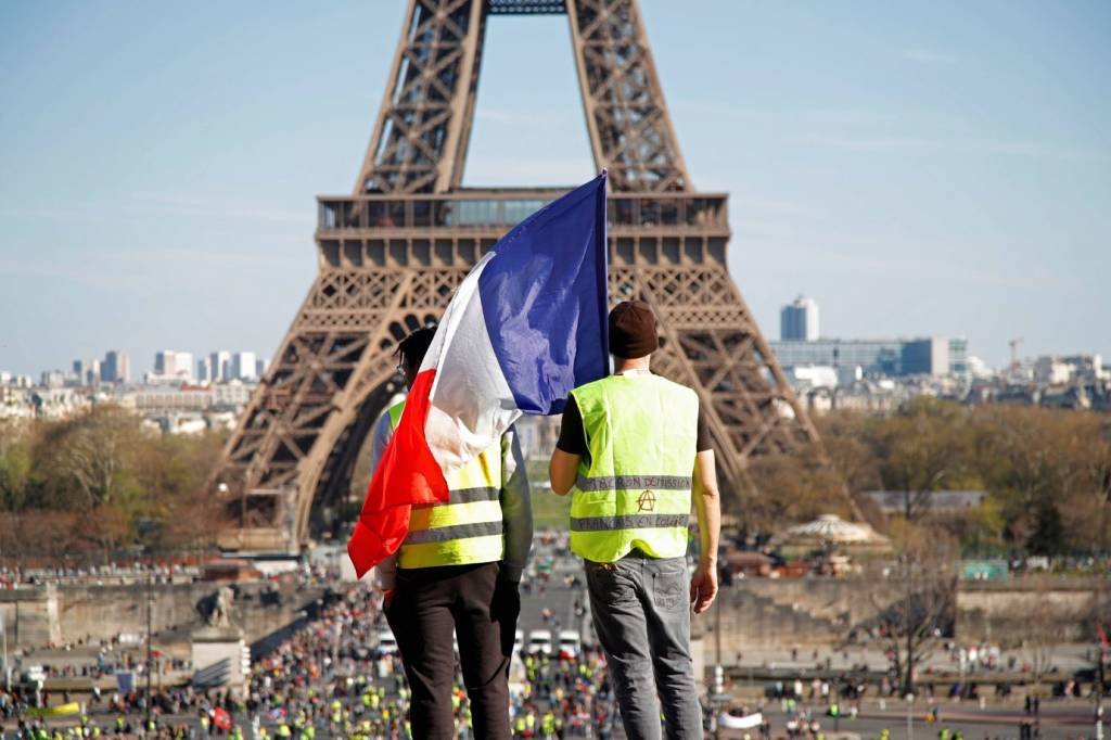 "Coletes amarelos" protestam contra o governo Macron em Paris