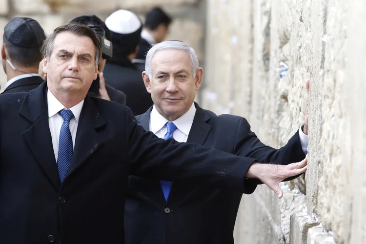 Presidente Jair Bolsonaro e o premiê israelense Benjamin Netanyahu posam para foto no Muro das Lamentações, em Jerusalém. 1ª de abril de 2019   Menahem Kahana/Pool via REUTERS (Menahem Kahana/Pool/Reuters)