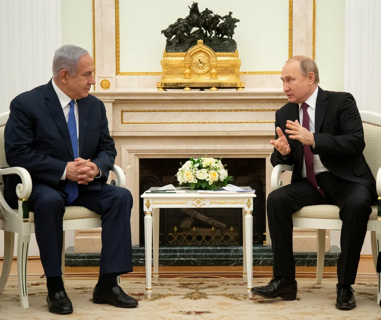 Primeiro-ministro de Israel, Benjamin Netanyahu, e o presidente da Rússia, Vladimir Putin, durante reunião em Moscou sobre a Síria (Alexander Zemlianichenko/Reuters)