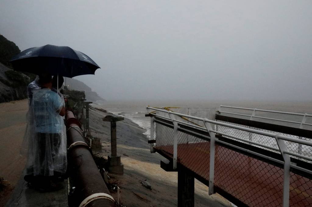 Rio de Janeiro: a ciclovia Tim Maia voltou a desabar com as fortes chuvas que atingem a cidade (Sergio Moraes/Reuters)