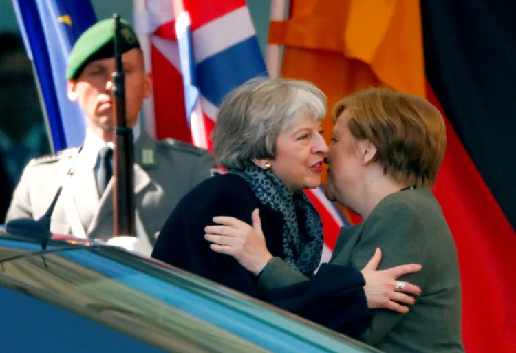 Premiê britânica encontrou Angela Merkel em Berlim nesta terça, 9 (Hannibal Hanschke/Reuters)