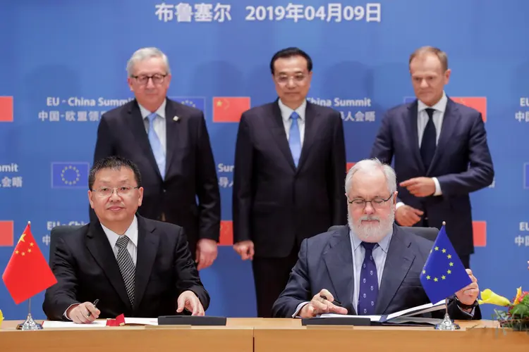 Primeiro-ministro chinês, Li Keqiang, e o presidente da Comissão Europeia, Jean-Claude Juncker, concordaram em retirar barreiras, para que possam ter acesso aos mercados de cada lado (Stephanie Lecocq/Reuters)