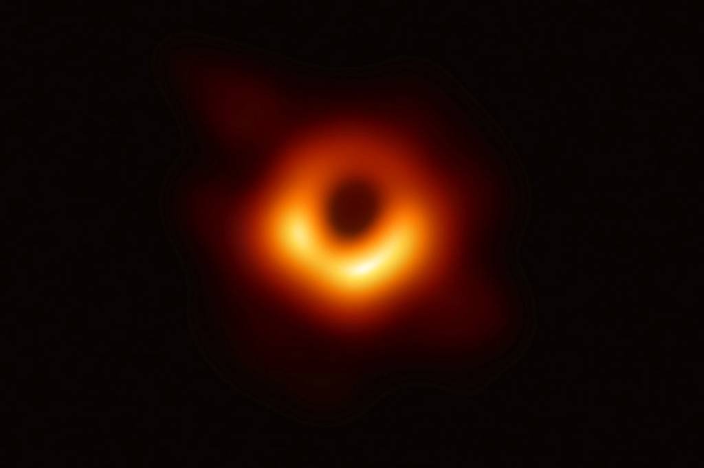 Astrônomos registraram a primeira imagem da história de um buraco negro, que está localizado em uma galáxia distante da Terra (Event Horizon Telescope (EHT)/National Science Foundation/Reuters)
