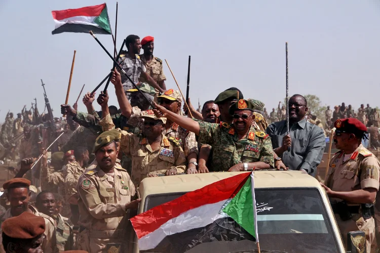 Junta militar do Sudão foi encarregada de comandar o país após a destituição do presidente, Omar al Bashir (Stringer/Reuters)