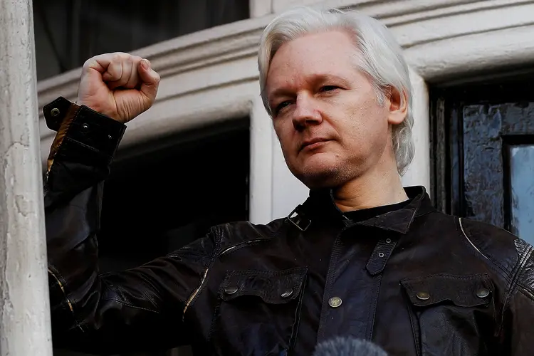 Assange foi acusado por 18 crimes, incluindo conspiração para invadir bancos de dados militares (Peter Nicholls/File Photo/Reuters)