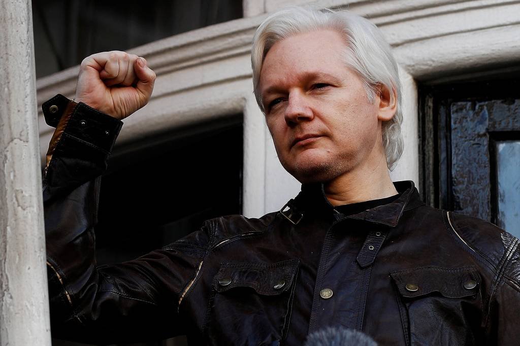 Julian Assange, fundador do WikiLeaks e preso desde 2019, enfrenta julgamento decisivo
