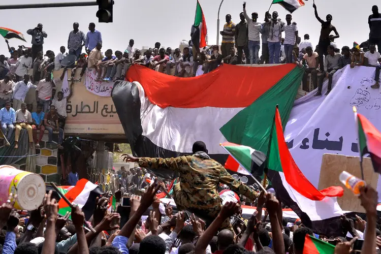 Militares depõem e prendem Omar al-Bashir, ditador do Sudão havia 30 anos (Stringer/Reuters)