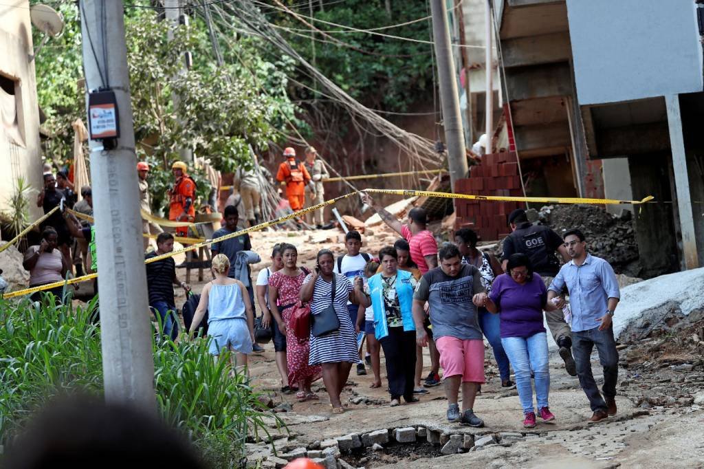 Aumenta para sete número de mortos em desabamentos no Rio