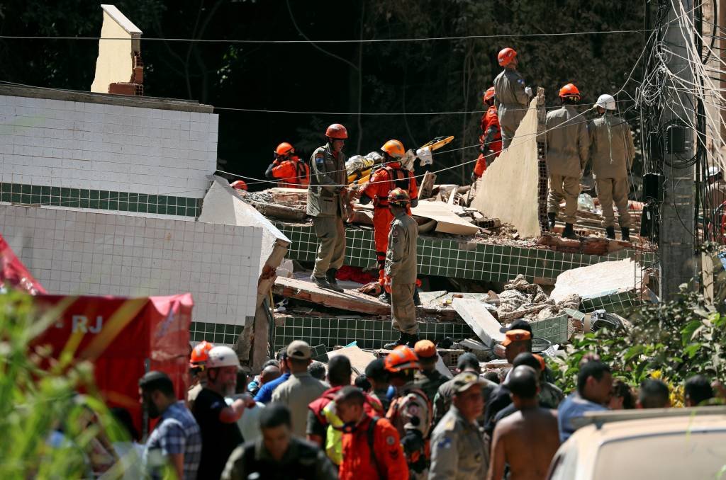 Trabalho dos bombeiros na Muzema entrou nesta quarta, 17, no sexto dia (Ricardo Moraes/Reuters)