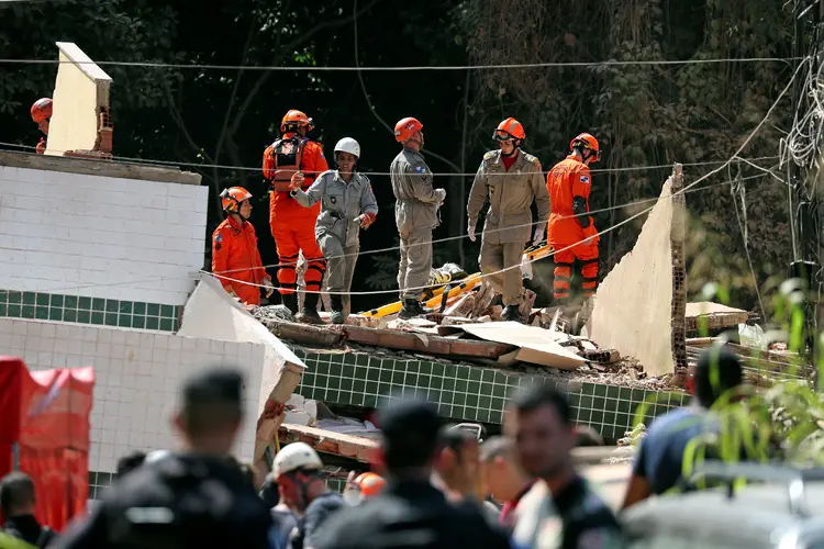 Tragédia na Muzema: trabalho de salvamento envolve mais de 100 bombeiros, cães farejadores e drone (Ricardo Moraes/Reuters)