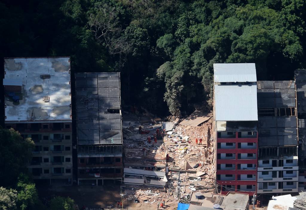 Muzema: Corpo de Bombeiros anunciou no domingo o fim das buscas na comunidade (Sergio Moraes/Reuters)