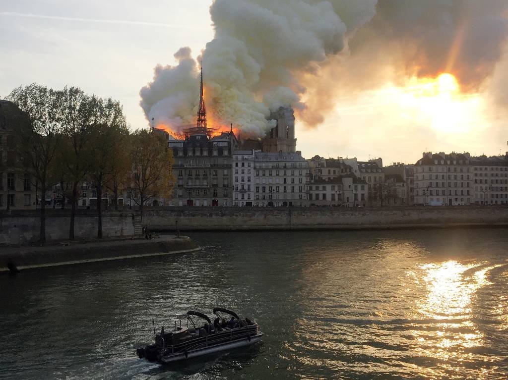 Incêndio atinge catedral de Notre-Dame, em Paris