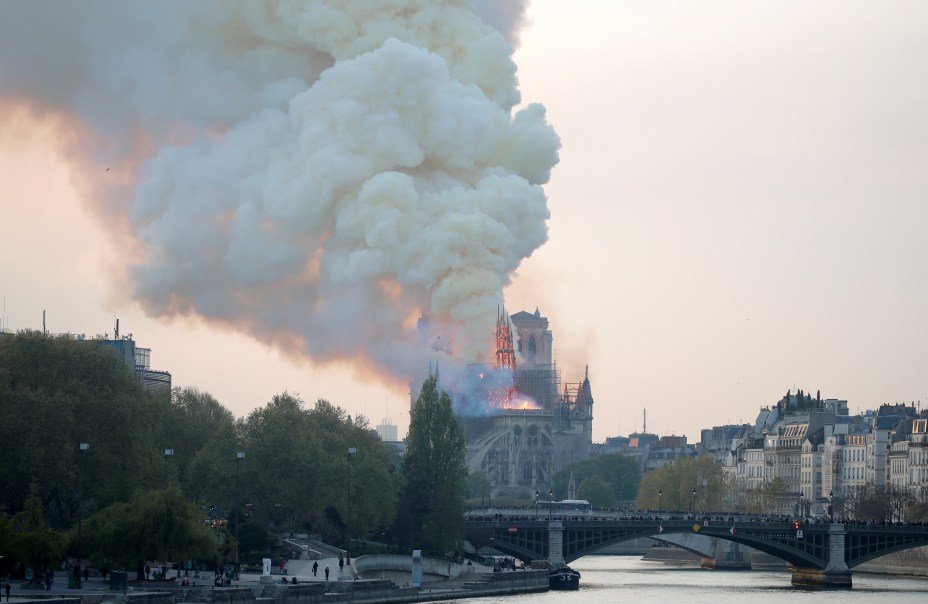 É possível ver o incêndio na catedral de Notre-Dame de longe.