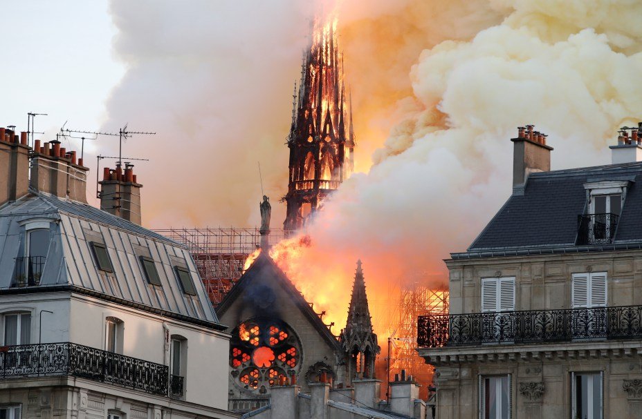 Uma nuvem de fumaça branca é vista durante e incêndio na catedral de Notre-Dame.