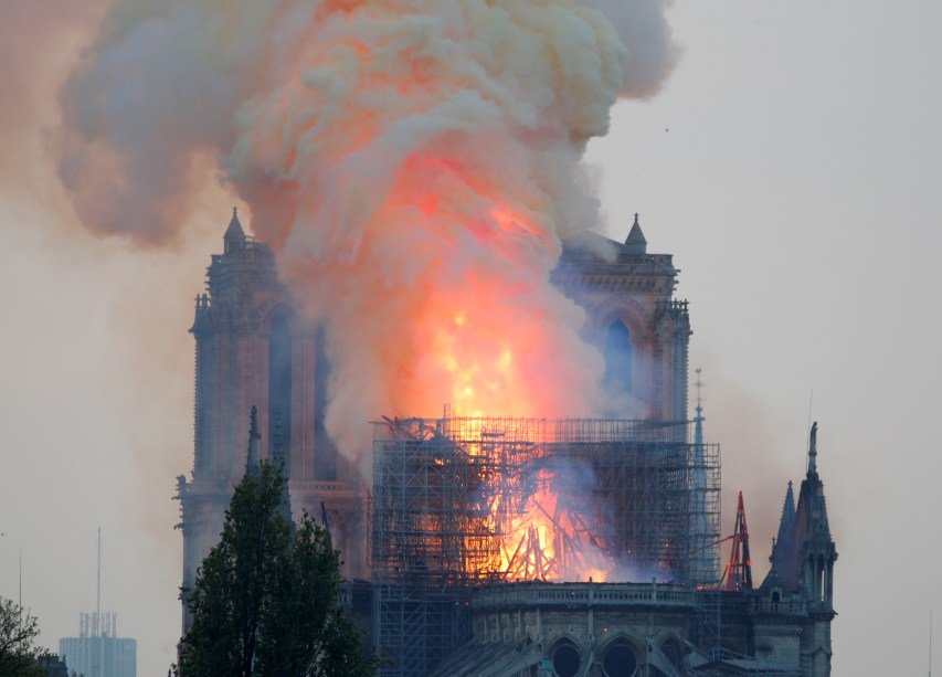 Torre da Catedral de Notre-Dame pega fogo durante incêndio.