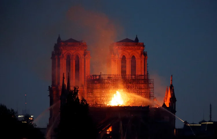 Catedral de Notre Dame: Após incêndio, associação francesa alerta para vazamento de chumbo (Charles Platiau/Reuters)