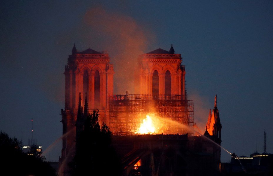 Incêndio na catedral de Notre-Dame continua após queda de uma torre.